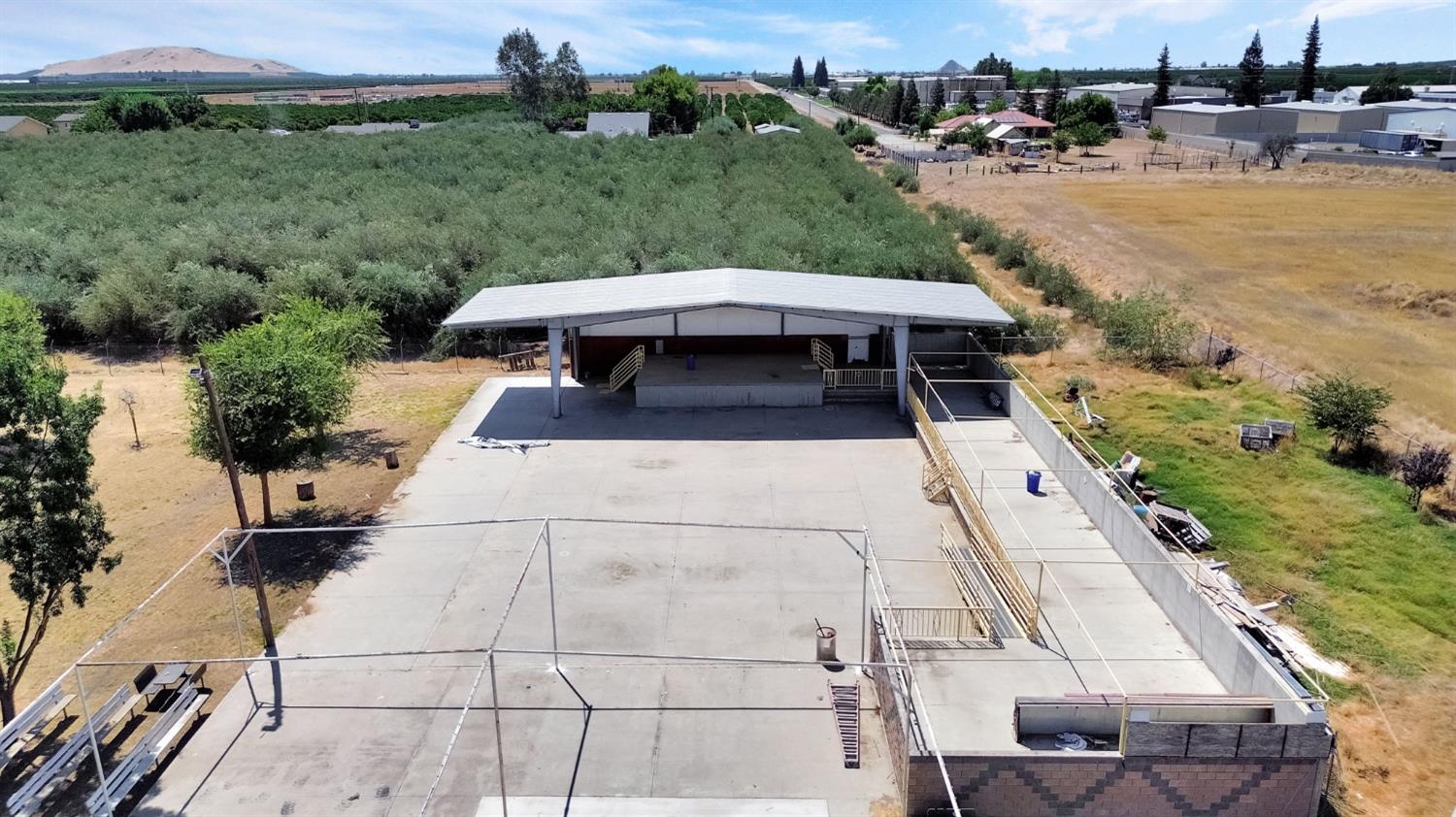 924 W Ropes Ave, Woodlake, CA 93286