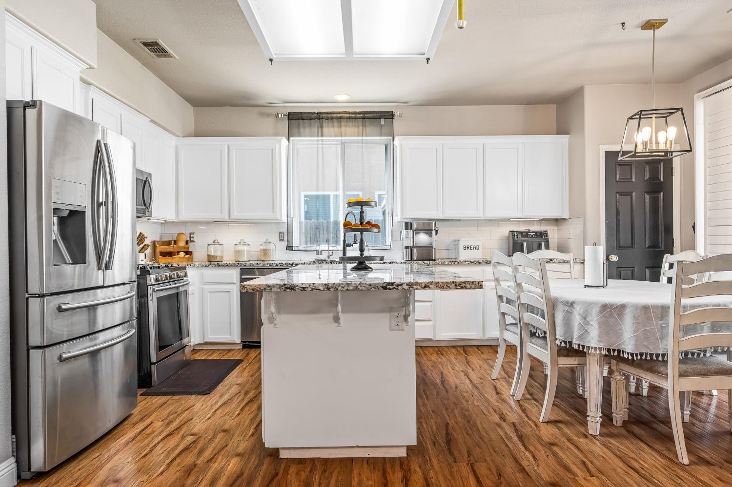 1942 Hanson Ave, Clovis, CA 93611