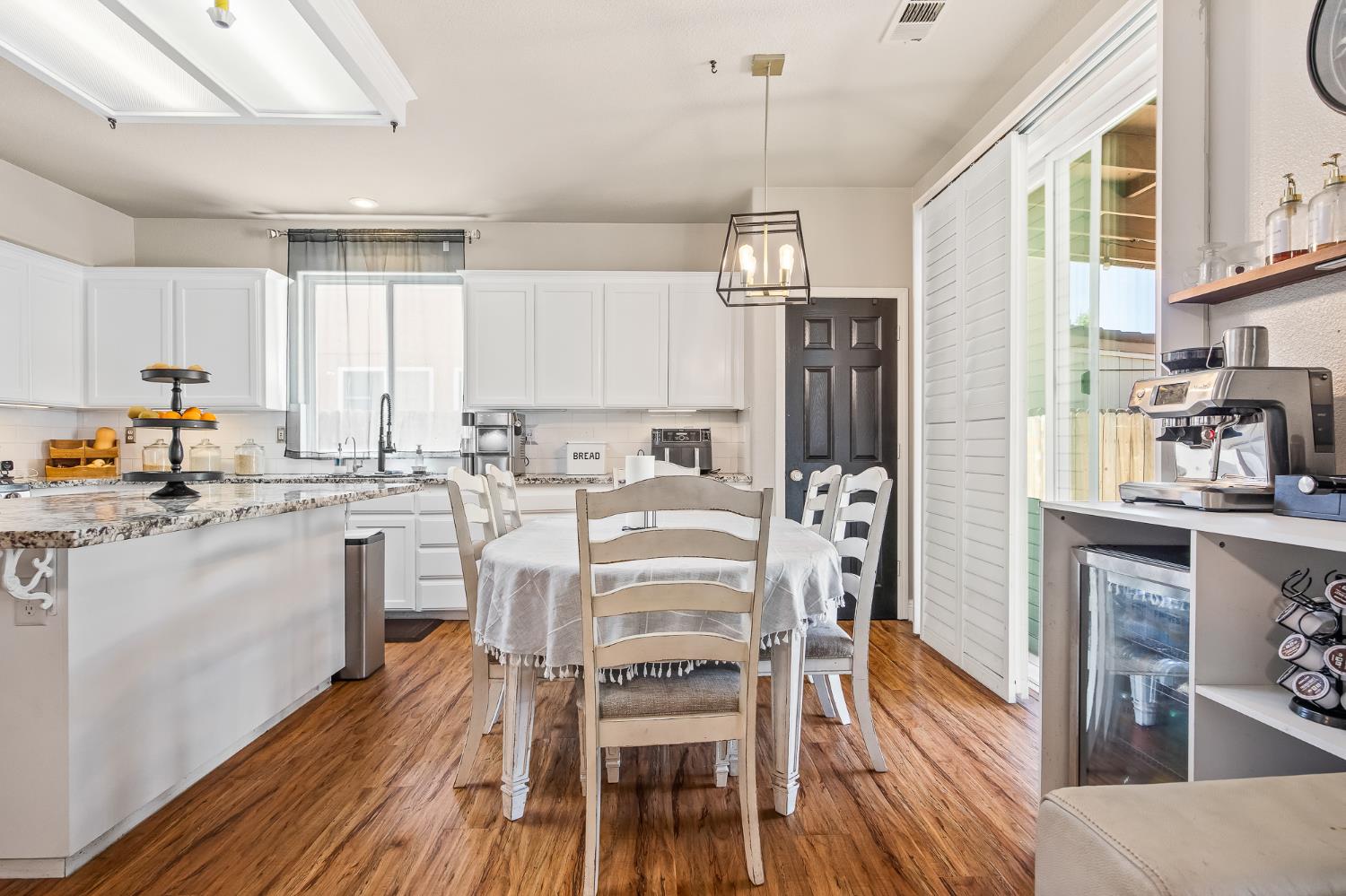 1942 Hanson Ave, Clovis, CA 93611
