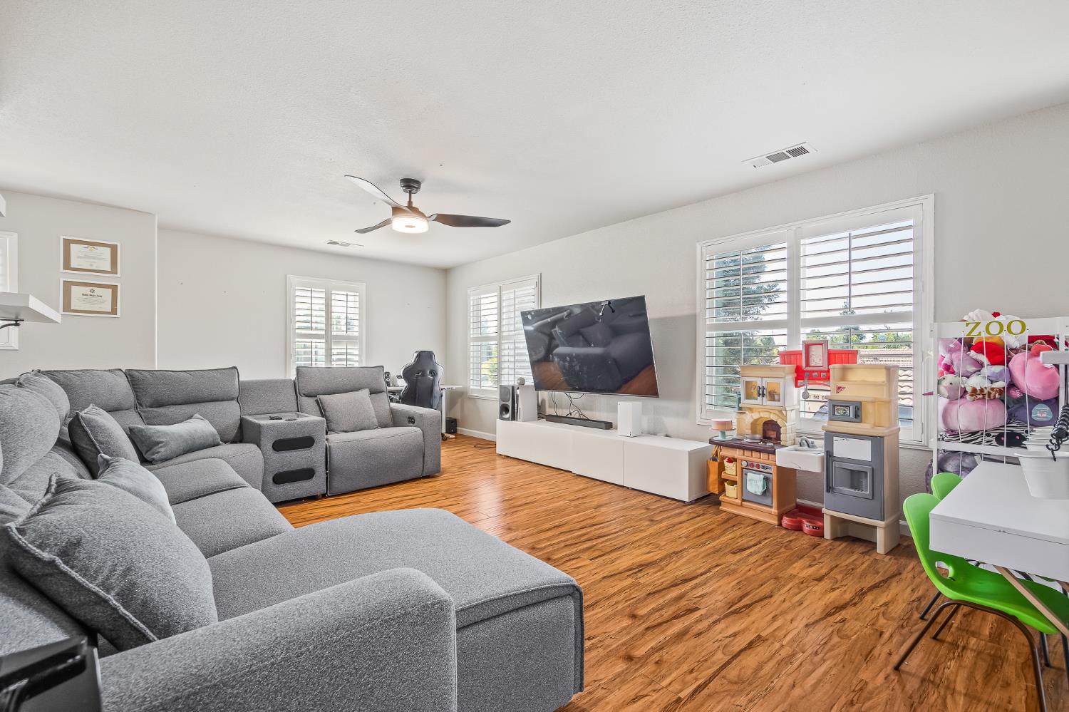 1942 Hanson Ave, Clovis, CA 93611