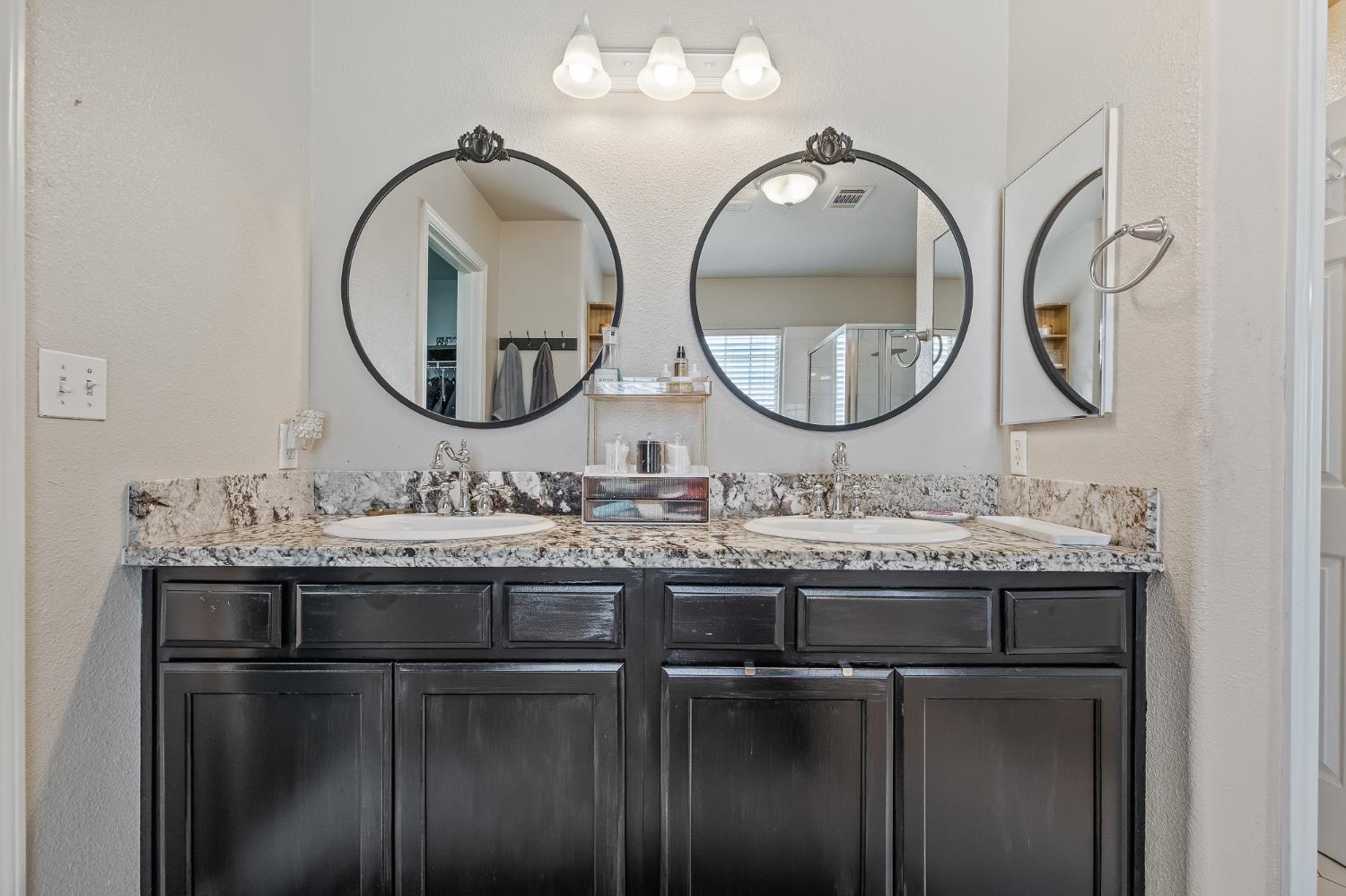 1942 Hanson Ave, Clovis, CA 93611