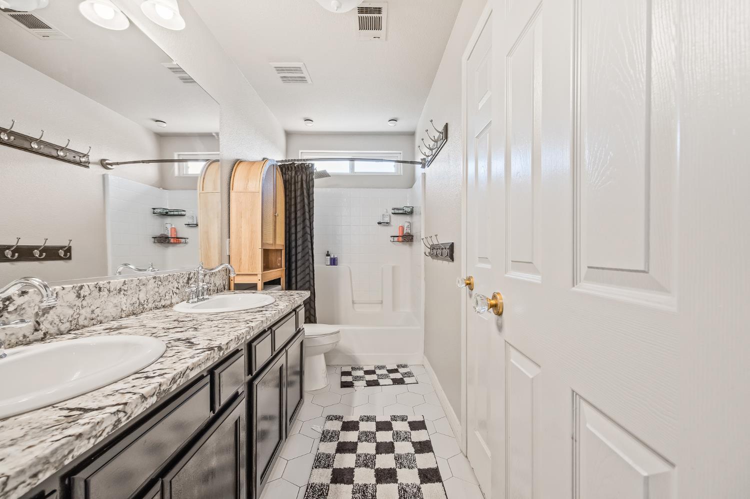 1942 Hanson Ave, Clovis, CA 93611