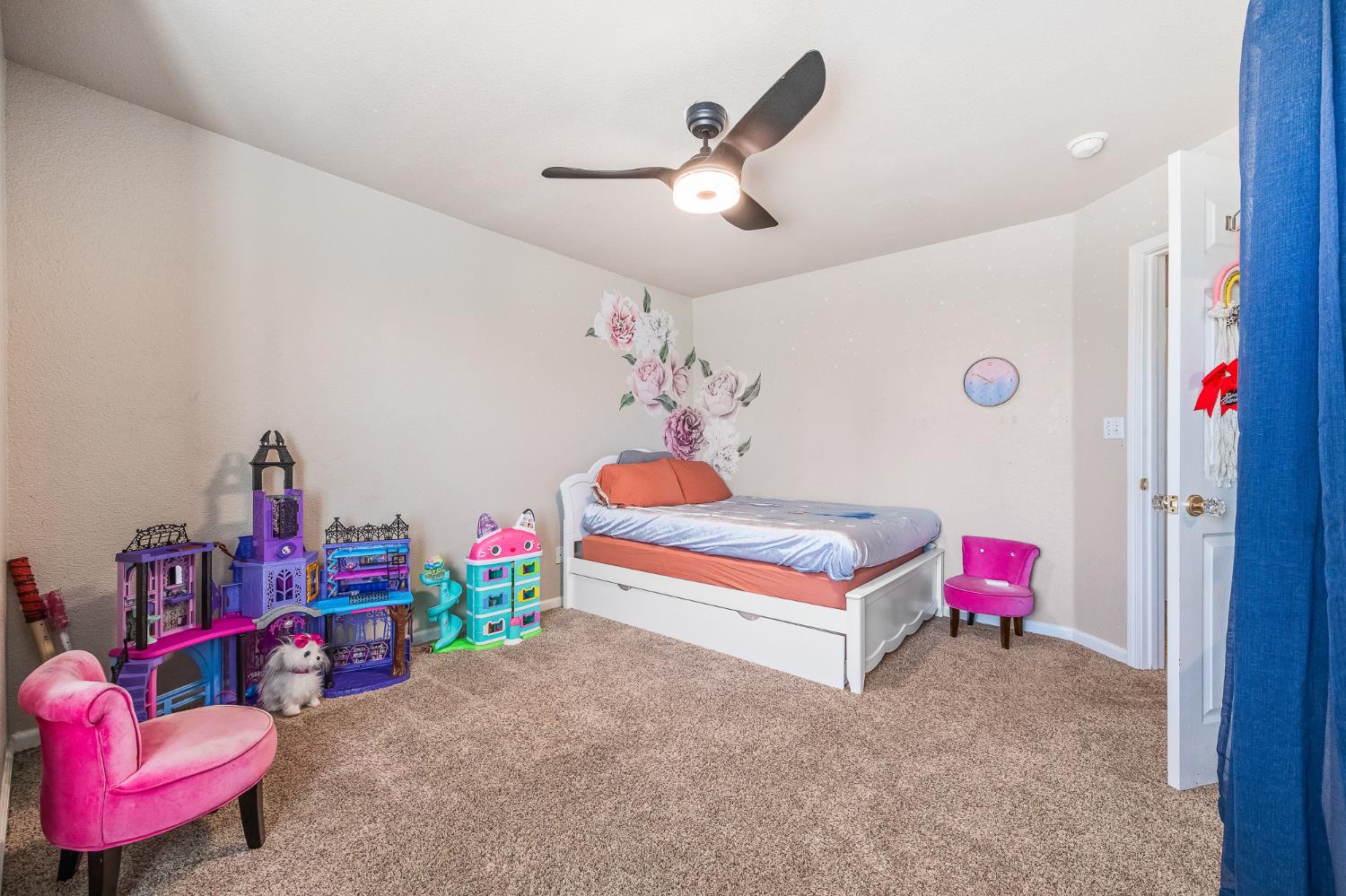 1942 Hanson Ave, Clovis, CA 93611