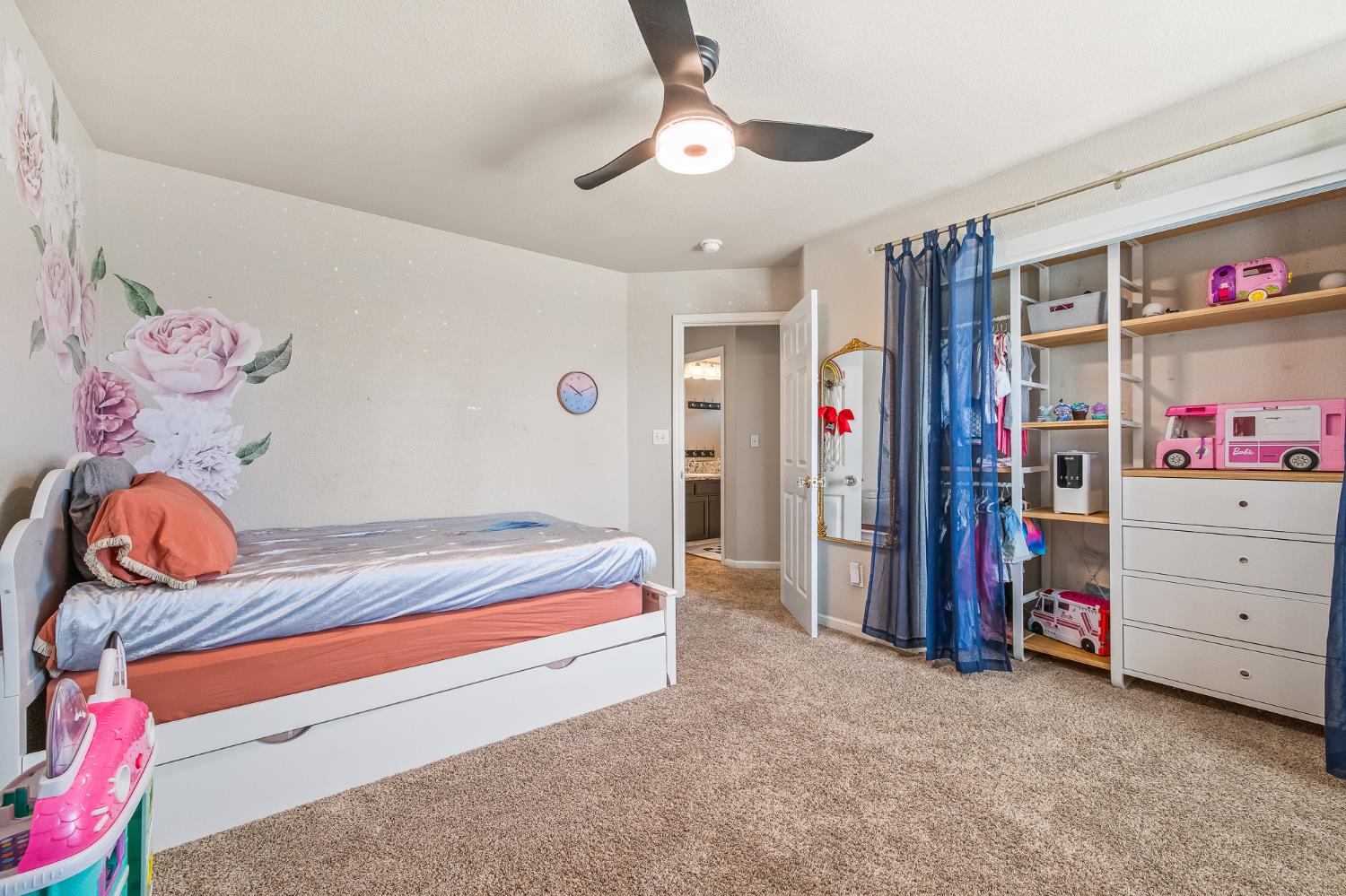 1942 Hanson Ave, Clovis, CA 93611