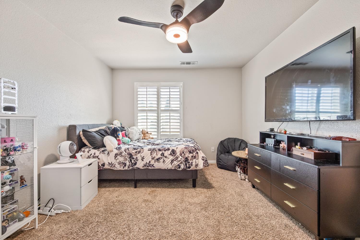1942 Hanson Ave, Clovis, CA 93611