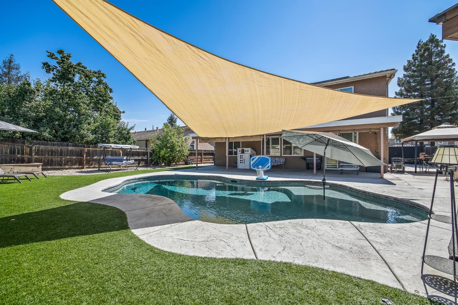 1942 Hanson Ave, Clovis, CA 93611