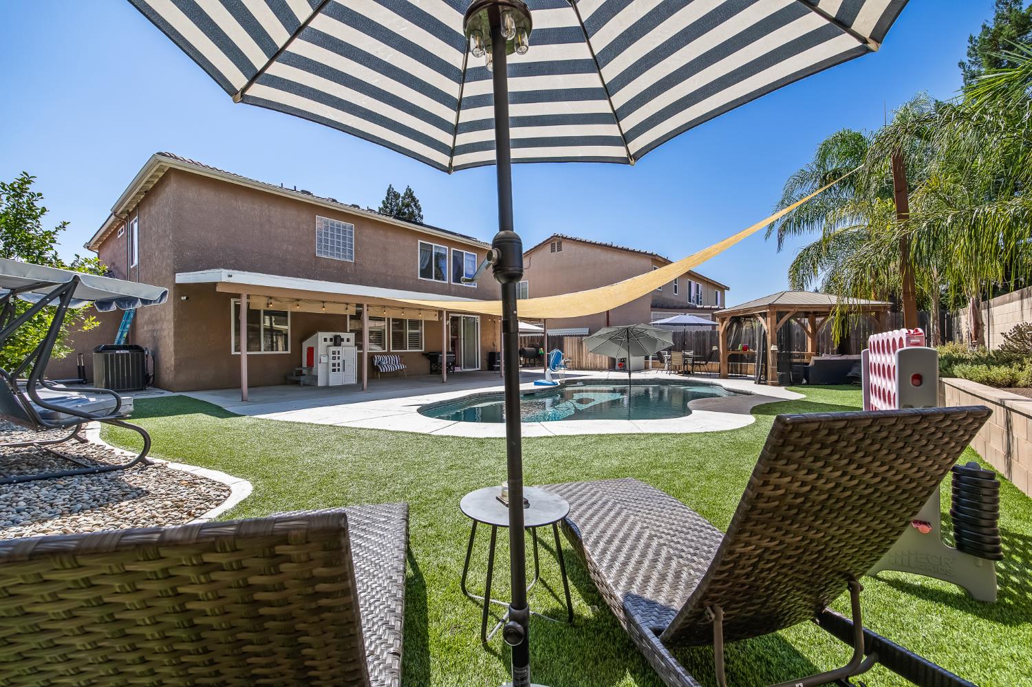 1942 Hanson Ave, Clovis, CA 93611