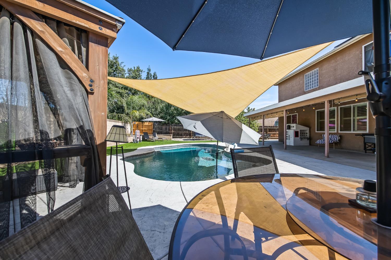1942 Hanson Ave, Clovis, CA 93611