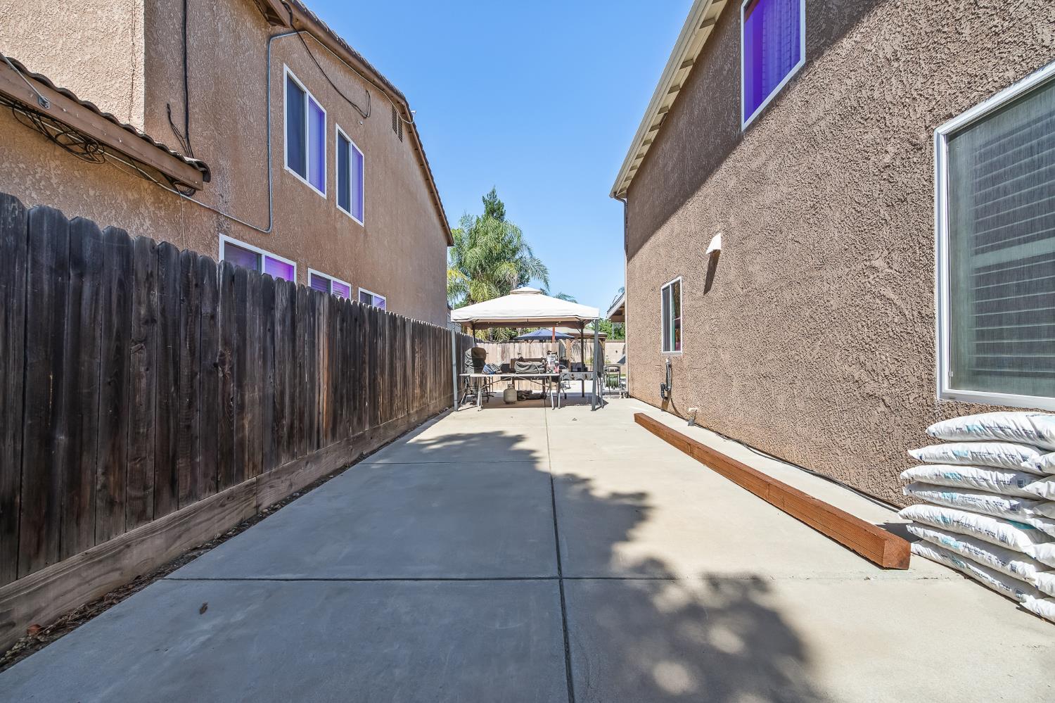 1942 Hanson Ave, Clovis, CA 93611