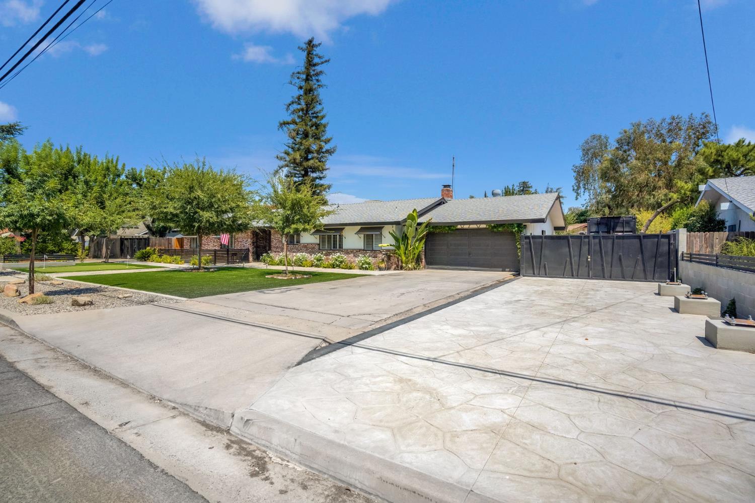4690 N Barton Ave, Fresno, CA 93726