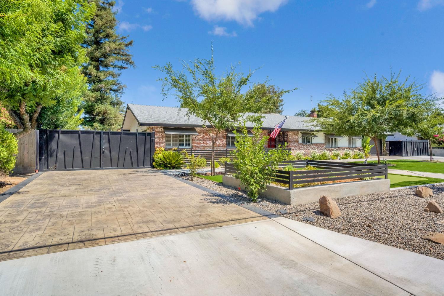 4690 N Barton Ave, Fresno, CA 93726
