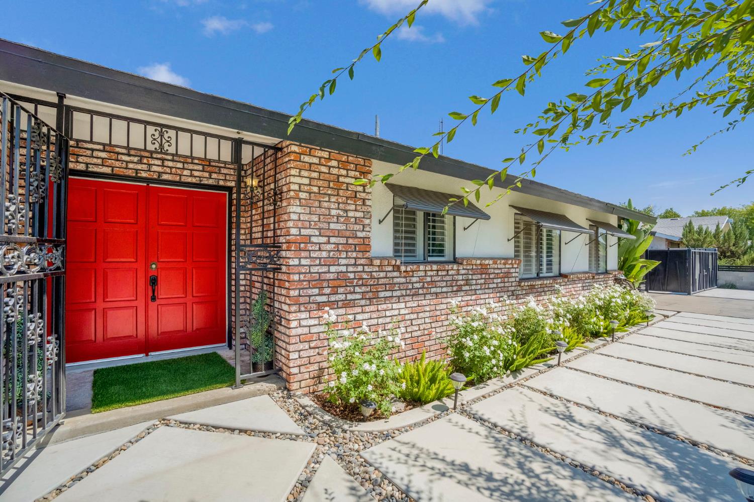 4690 N Barton Ave, Fresno, CA 93726