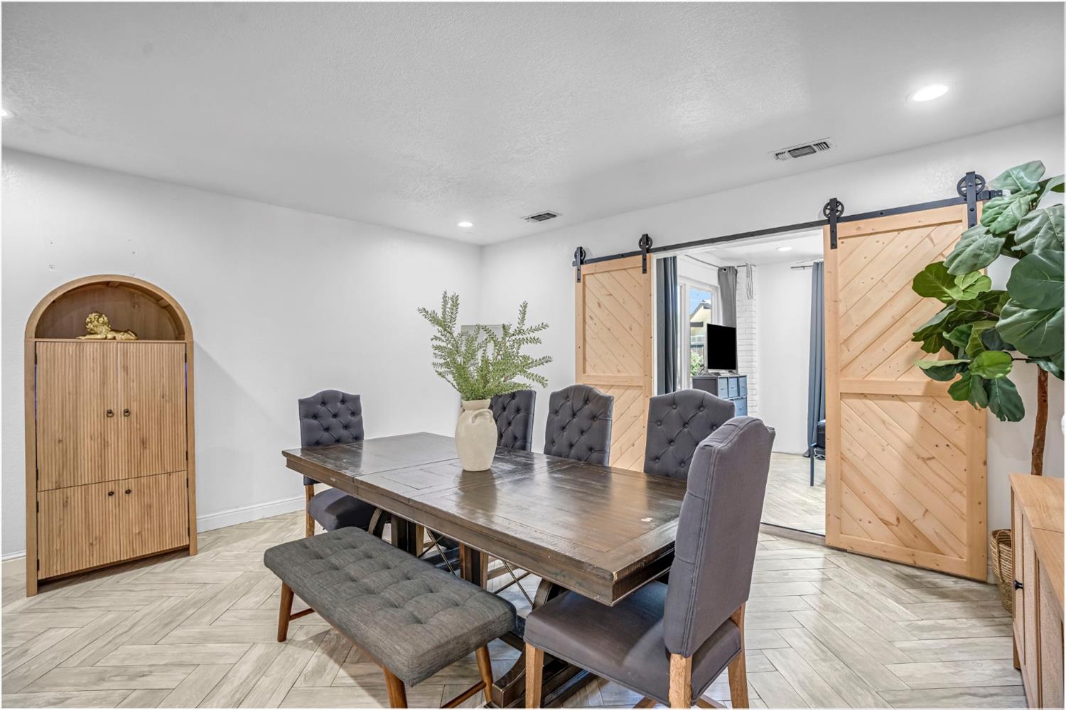 4690 N Barton Ave, Fresno, CA 93726
