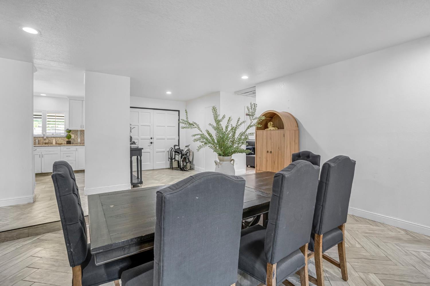4690 N Barton Ave, Fresno, CA 93726