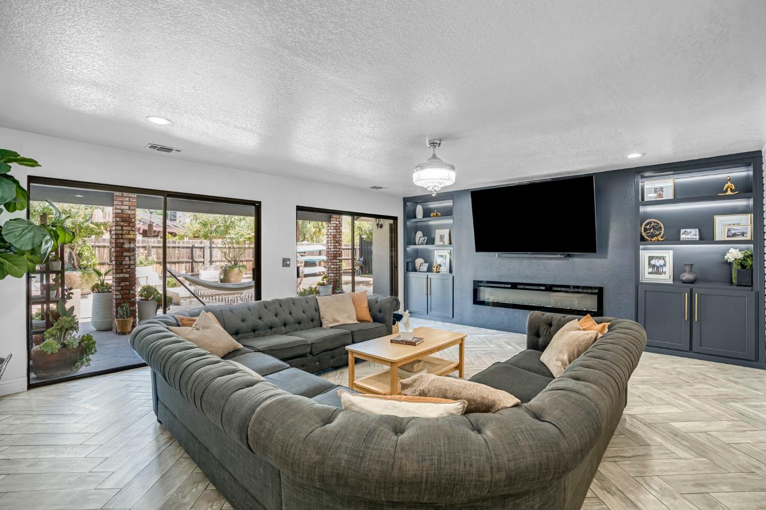 4690 N Barton Ave, Fresno, CA 93726