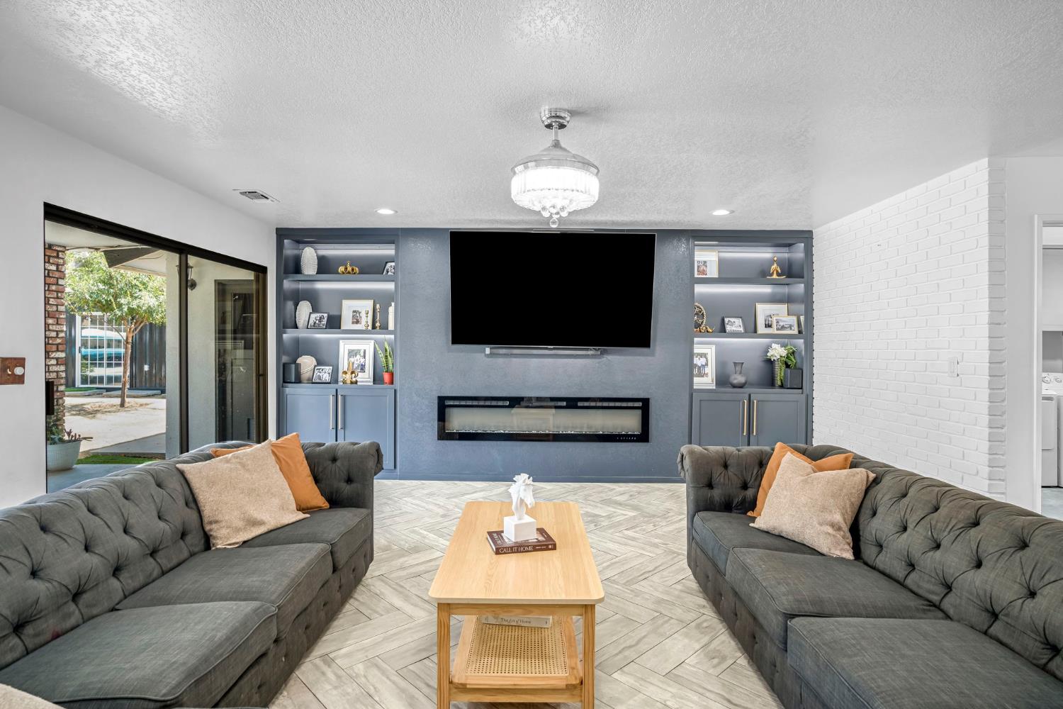 4690 N Barton Ave, Fresno, CA 93726