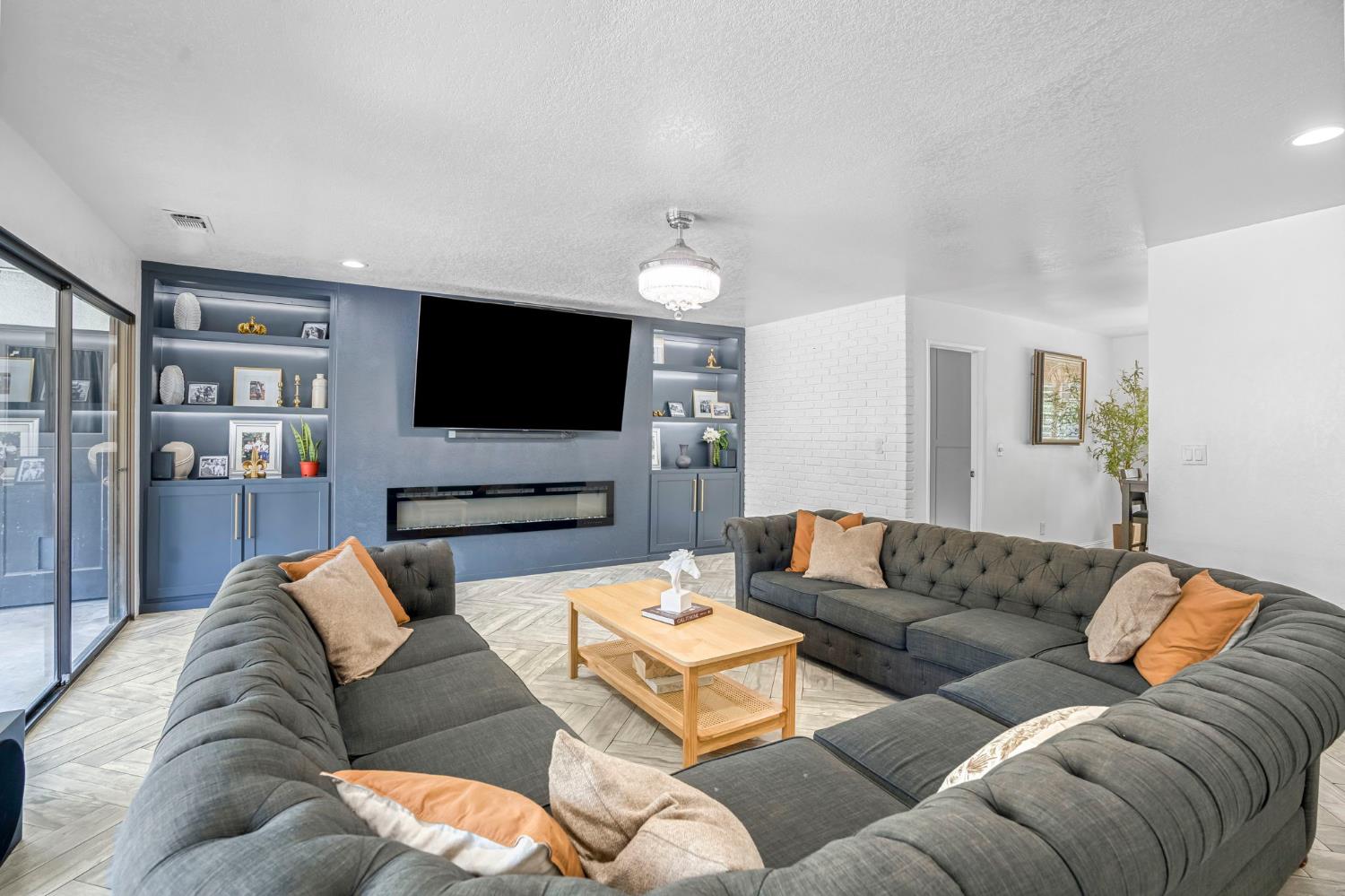 4690 N Barton Ave, Fresno, CA 93726