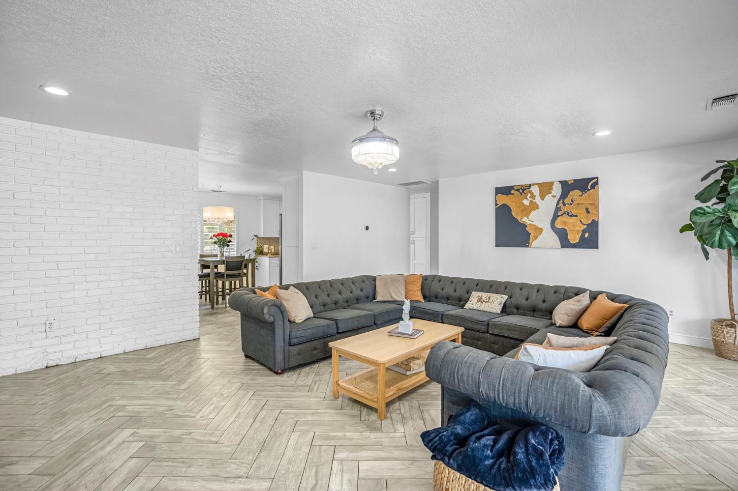 4690 N Barton Ave, Fresno, CA 93726