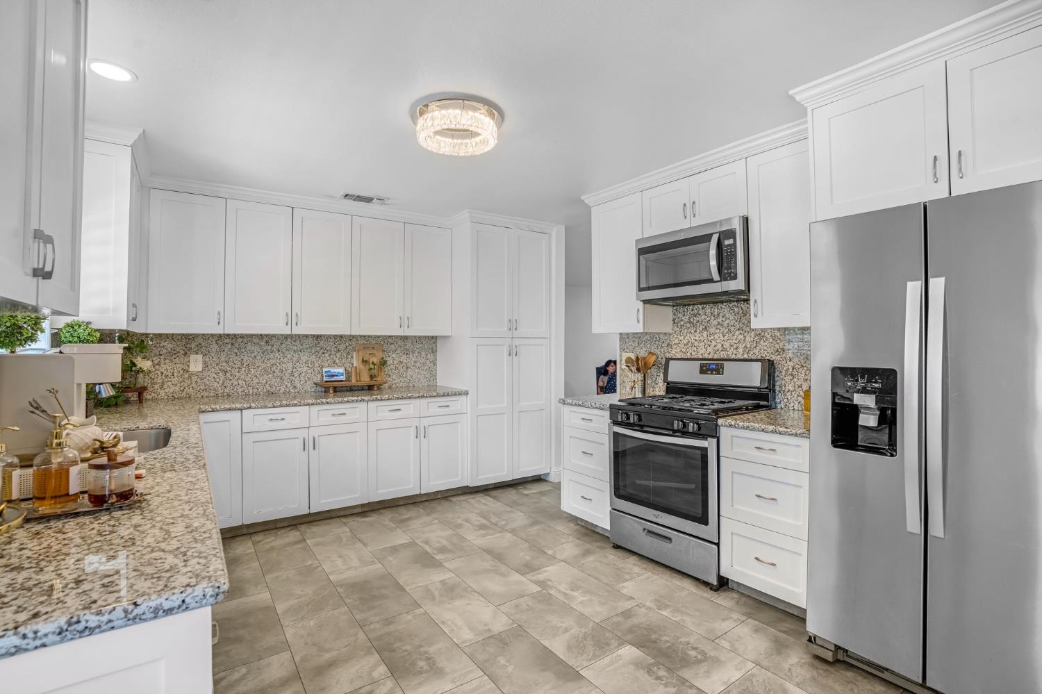 4690 N Barton Ave, Fresno, CA 93726