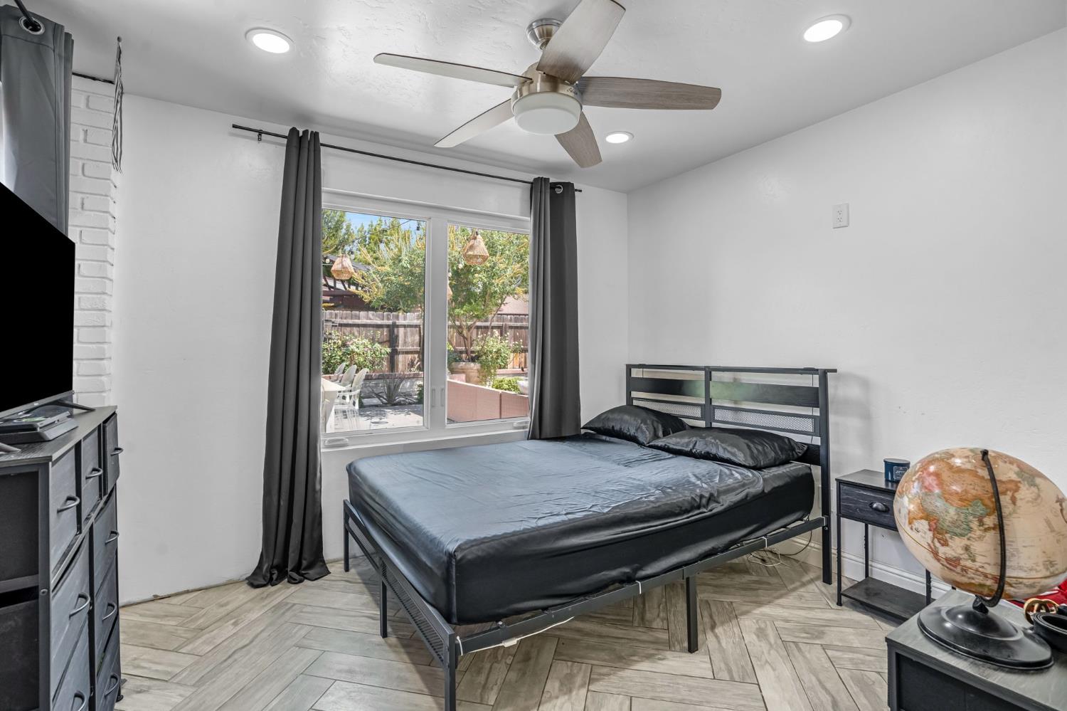 4690 N Barton Ave, Fresno, CA 93726