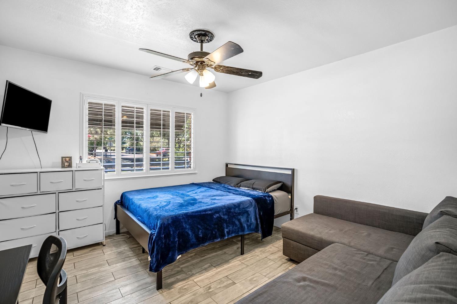 4690 N Barton Ave, Fresno, CA 93726