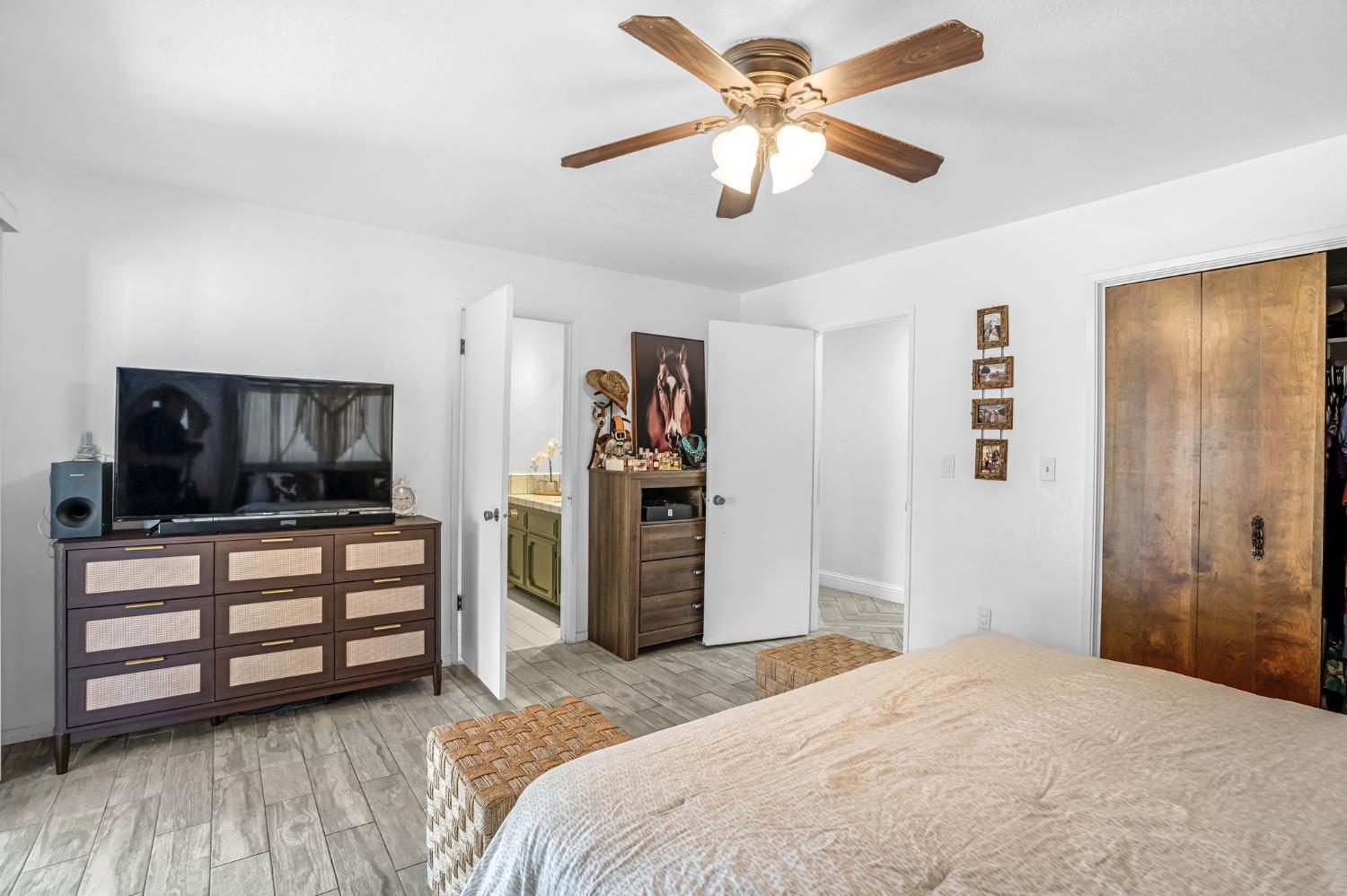 4690 N Barton Ave, Fresno, CA 93726