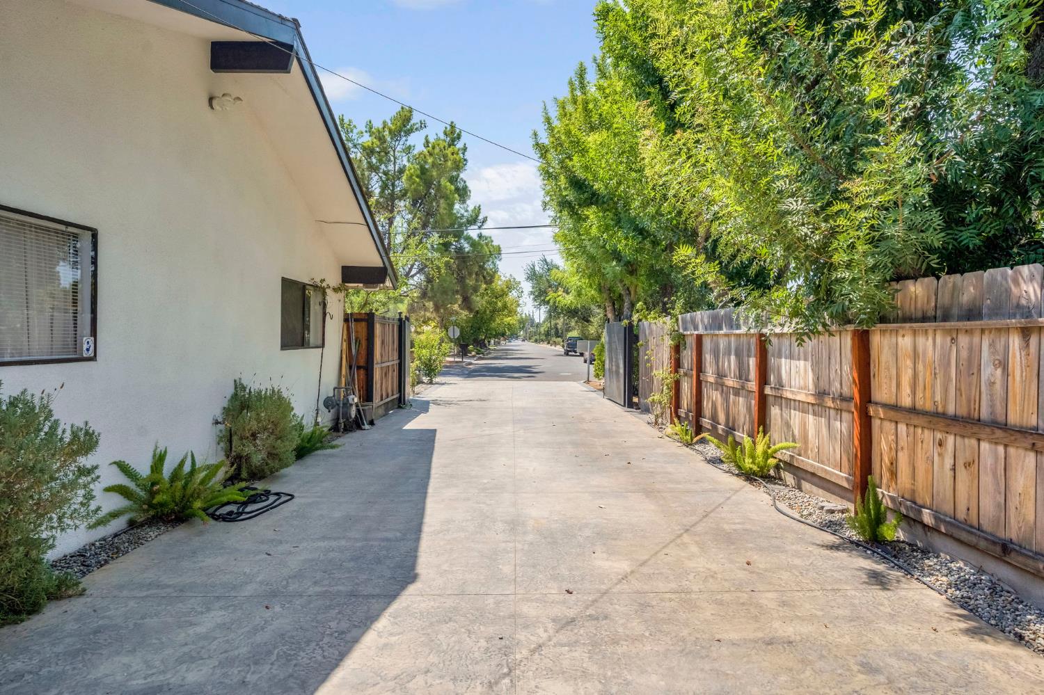 4690 N Barton Ave, Fresno, CA 93726