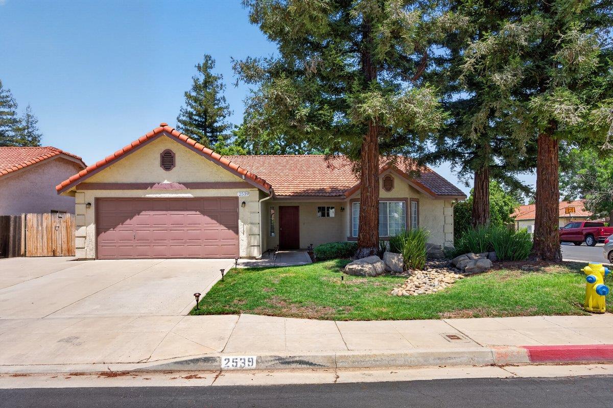 2539 Stuart Ave, Clovis, CA 93611