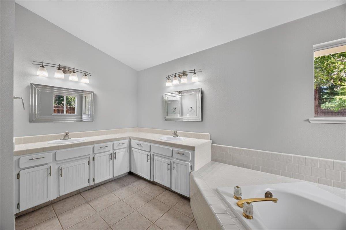 2539 Stuart Ave, Clovis, CA 93611