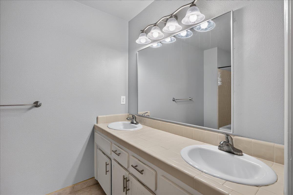 2539 Stuart Ave, Clovis, CA 93611