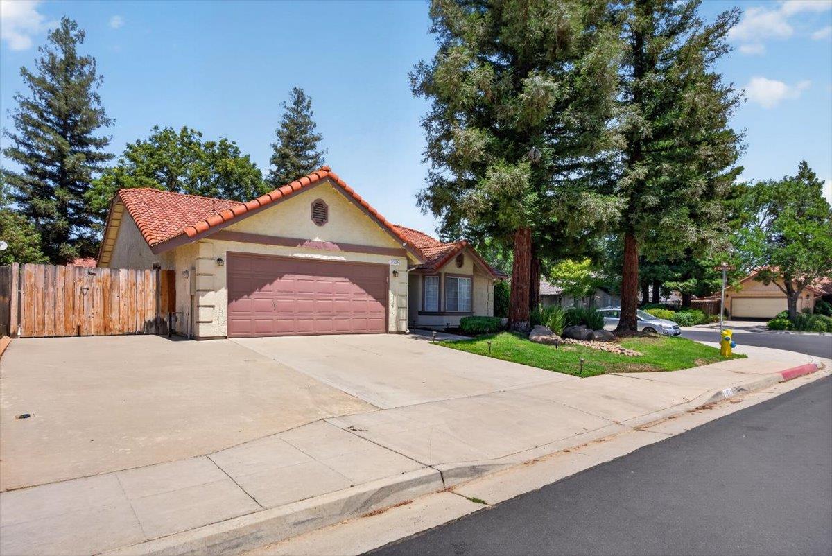 2539 Stuart Ave, Clovis, CA 93611