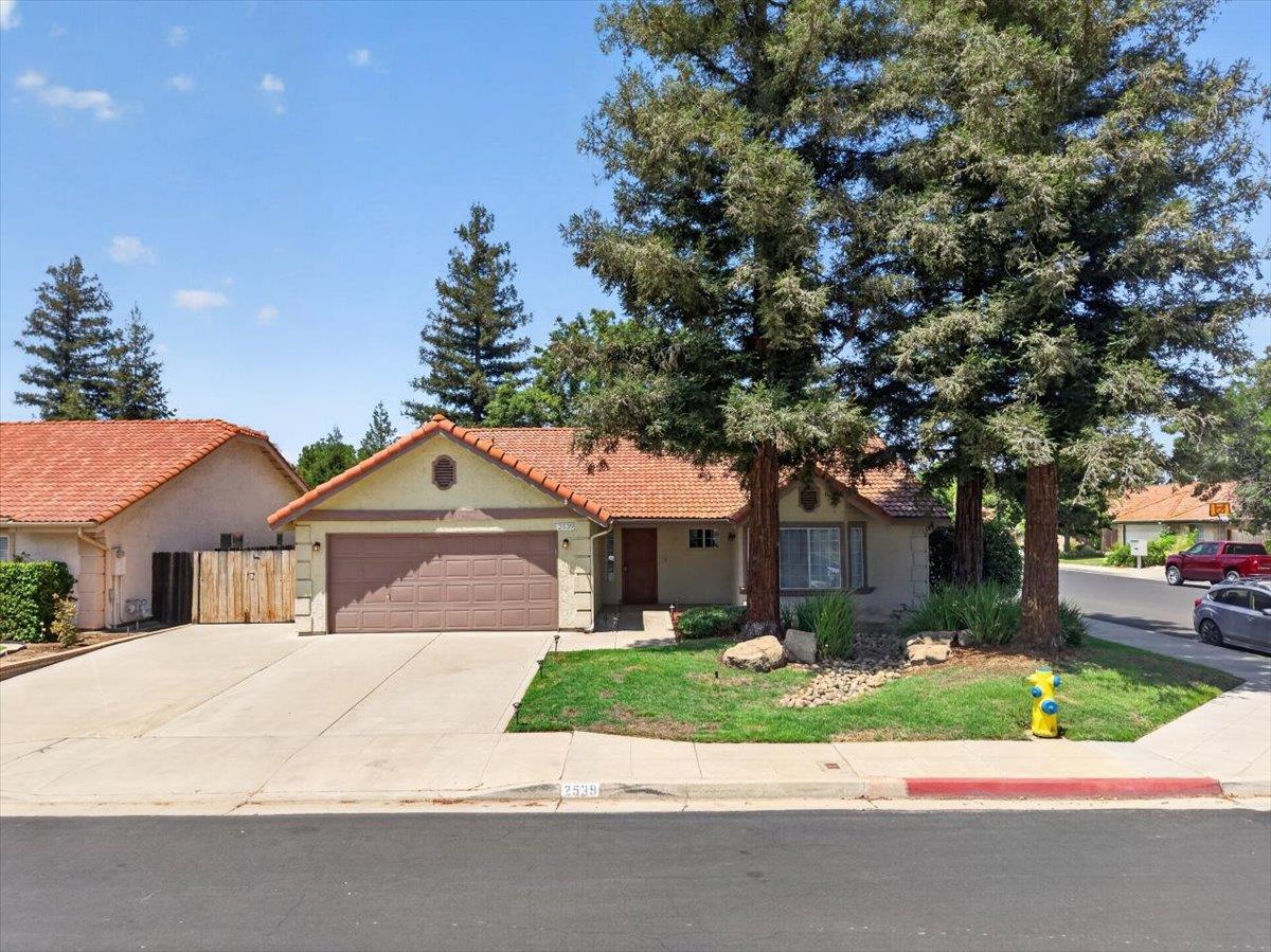 2539 Stuart Ave, Clovis, CA 93611