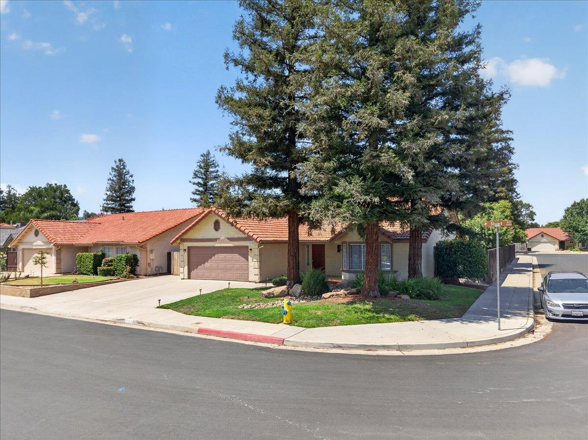 2539 Stuart Ave, Clovis, CA 93611