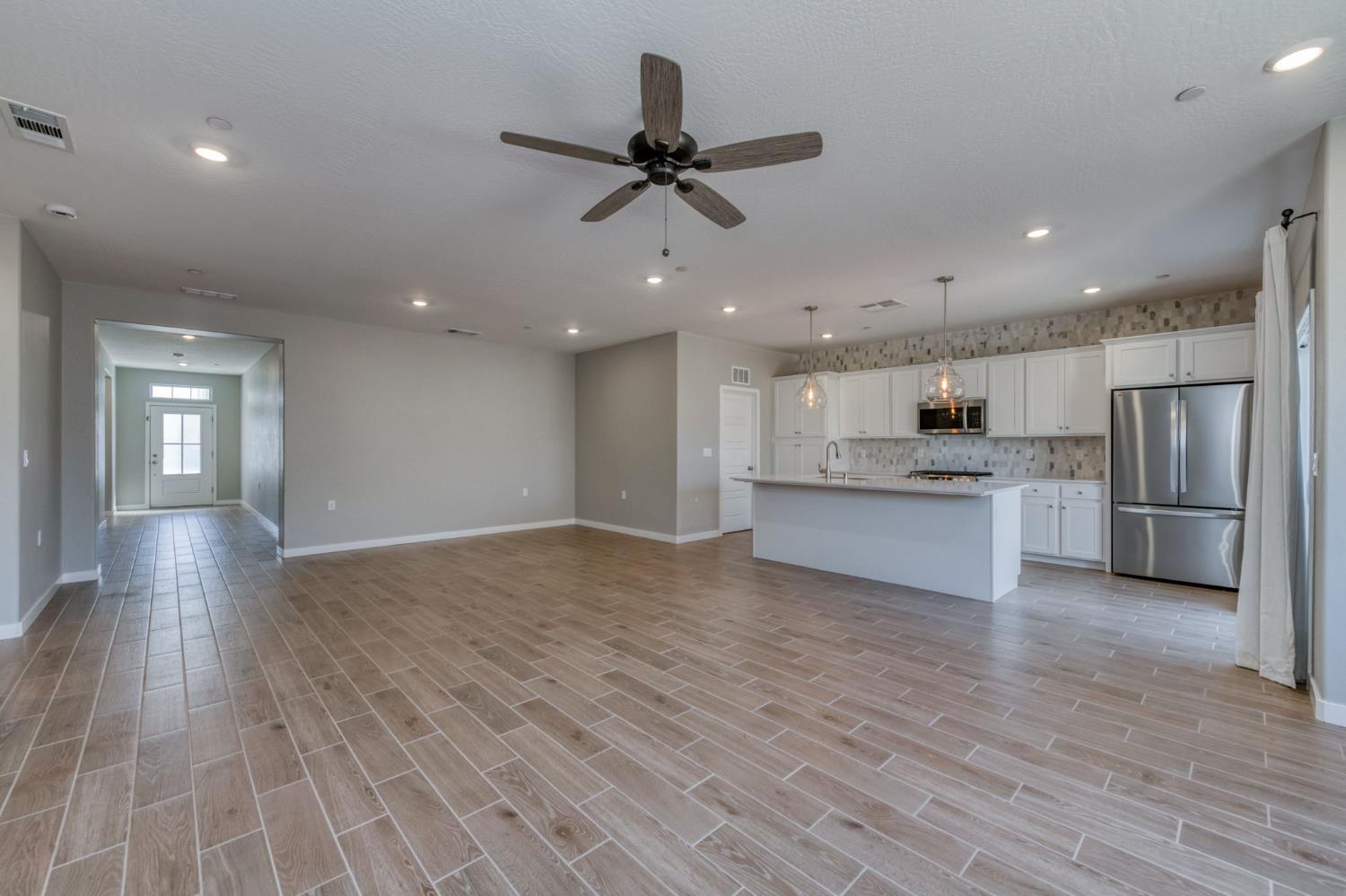 1069 Wolverton Way W, Madera, CA 93636
