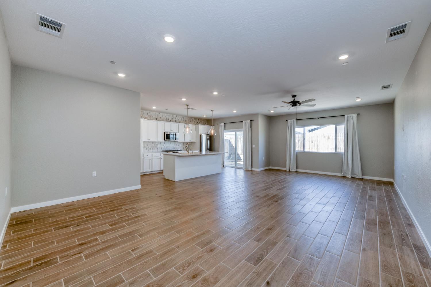1069 Wolverton Way W, Madera, CA 93636