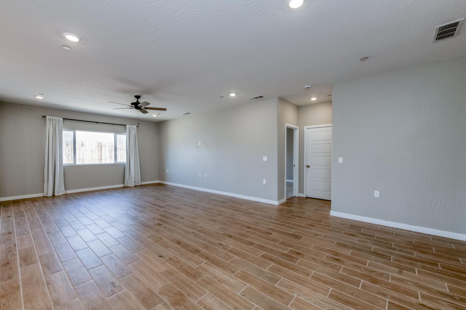 1069 Wolverton Way W, Madera, CA 93636