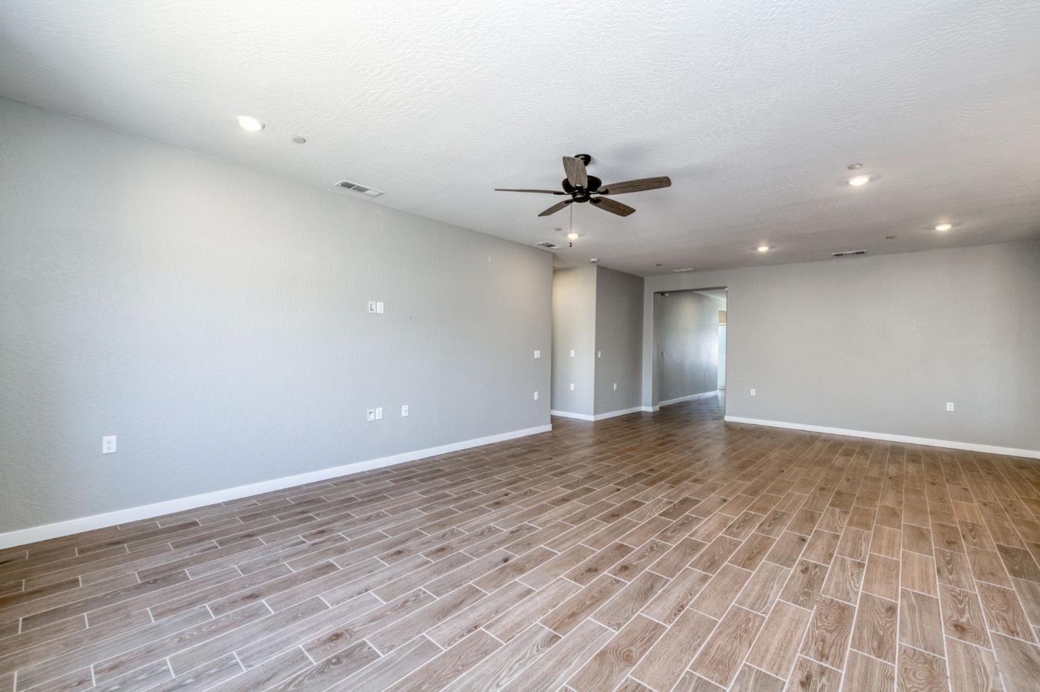 1069 Wolverton Way W, Madera, CA 93636
