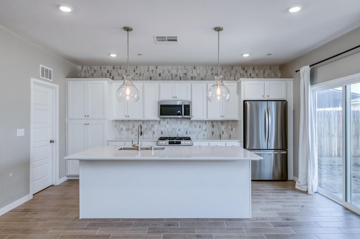 1069 Wolverton Way W, Madera, CA 93636