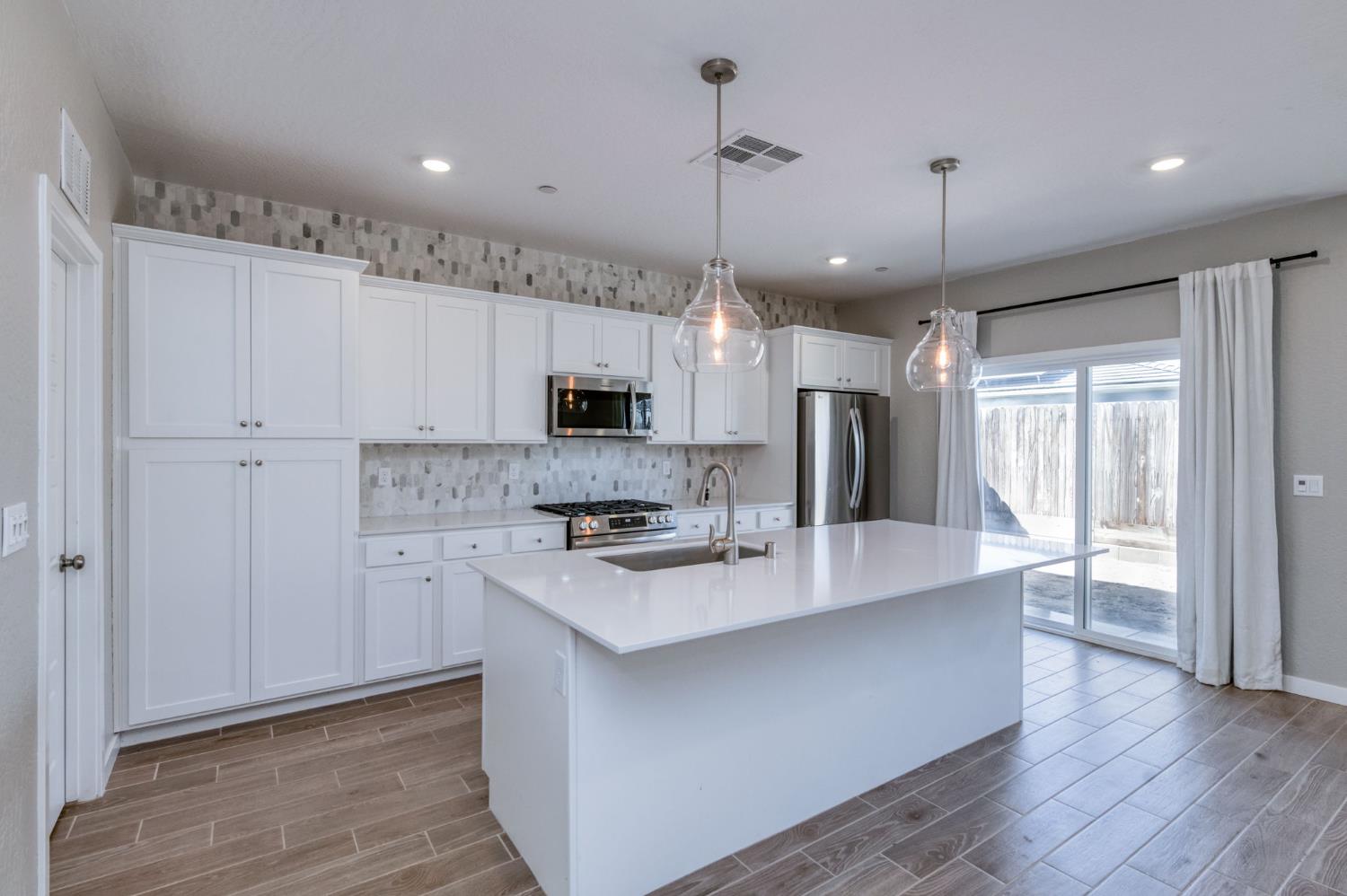 1069 Wolverton Way W, Madera, CA 93636