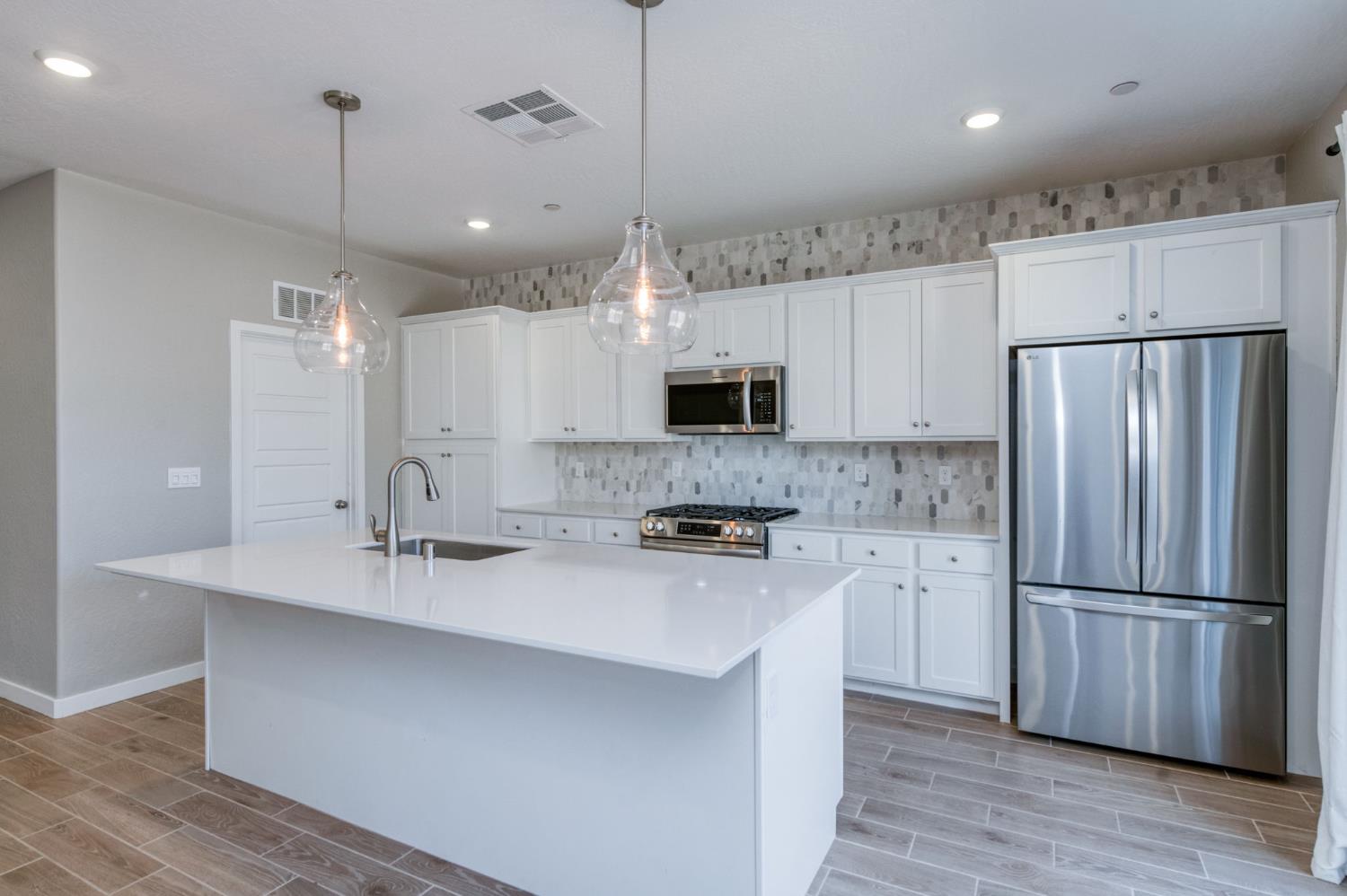1069 Wolverton Way W, Madera, CA 93636