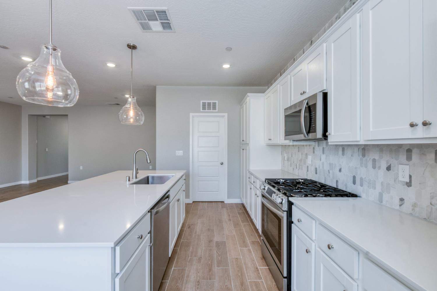 1069 Wolverton Way W, Madera, CA 93636