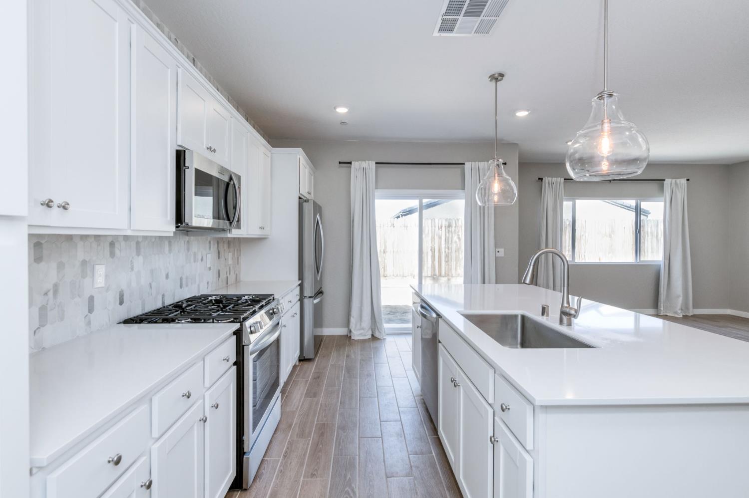 1069 Wolverton Way W, Madera, CA 93636