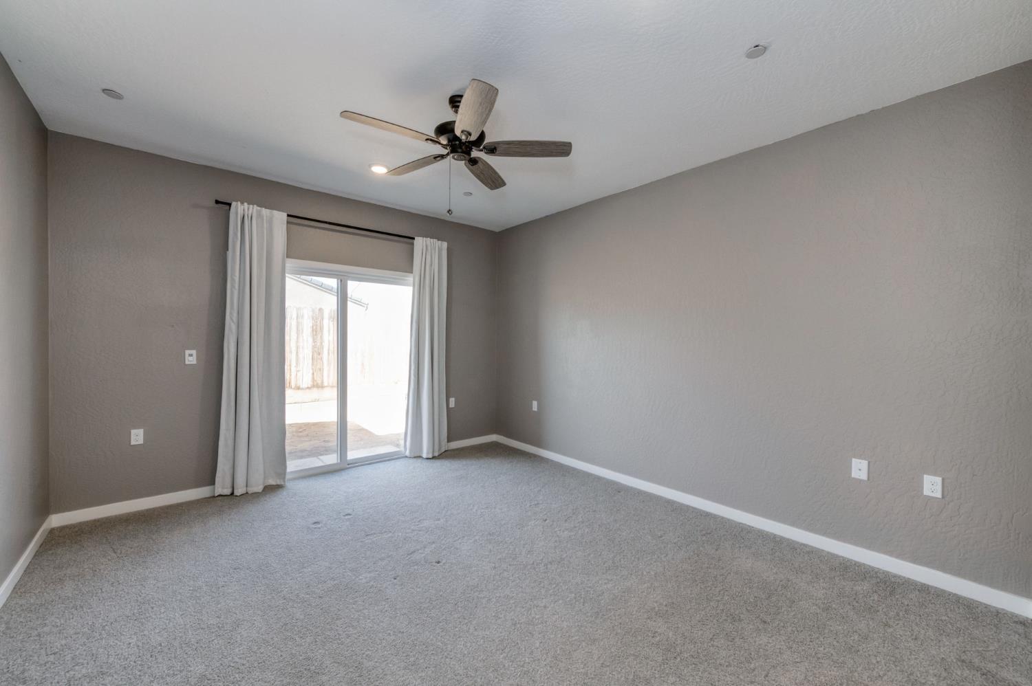 1069 Wolverton Way W, Madera, CA 93636
