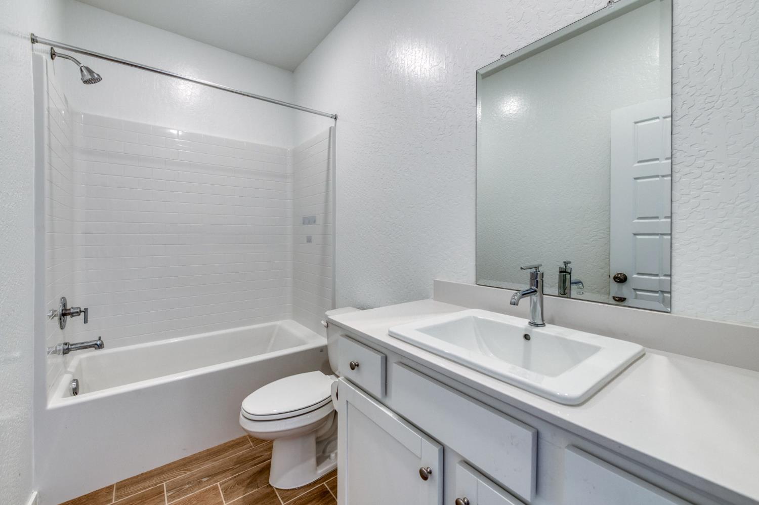1069 Wolverton Way W, Madera, CA 93636