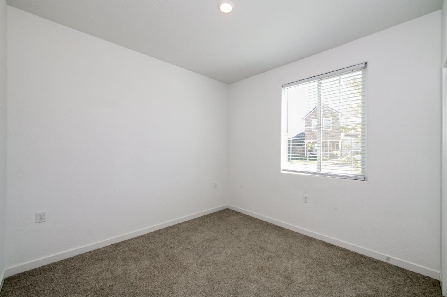 1069 Wolverton Way W, Madera, CA 93636