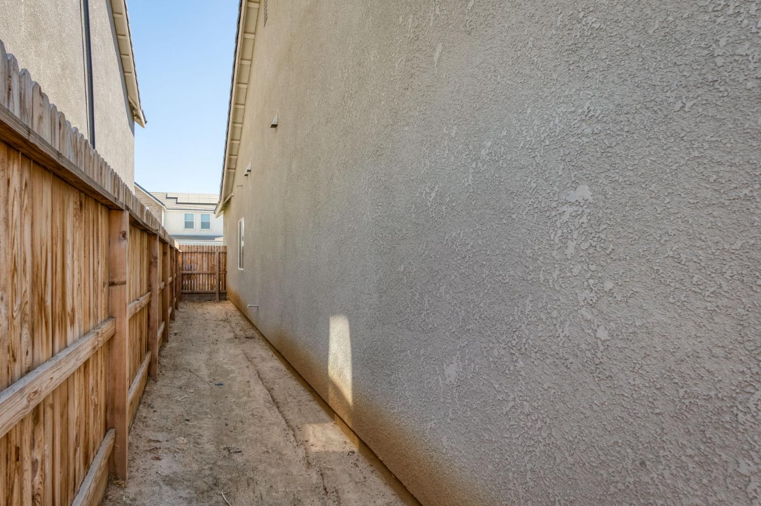 1069 Wolverton Way W, Madera, CA 93636