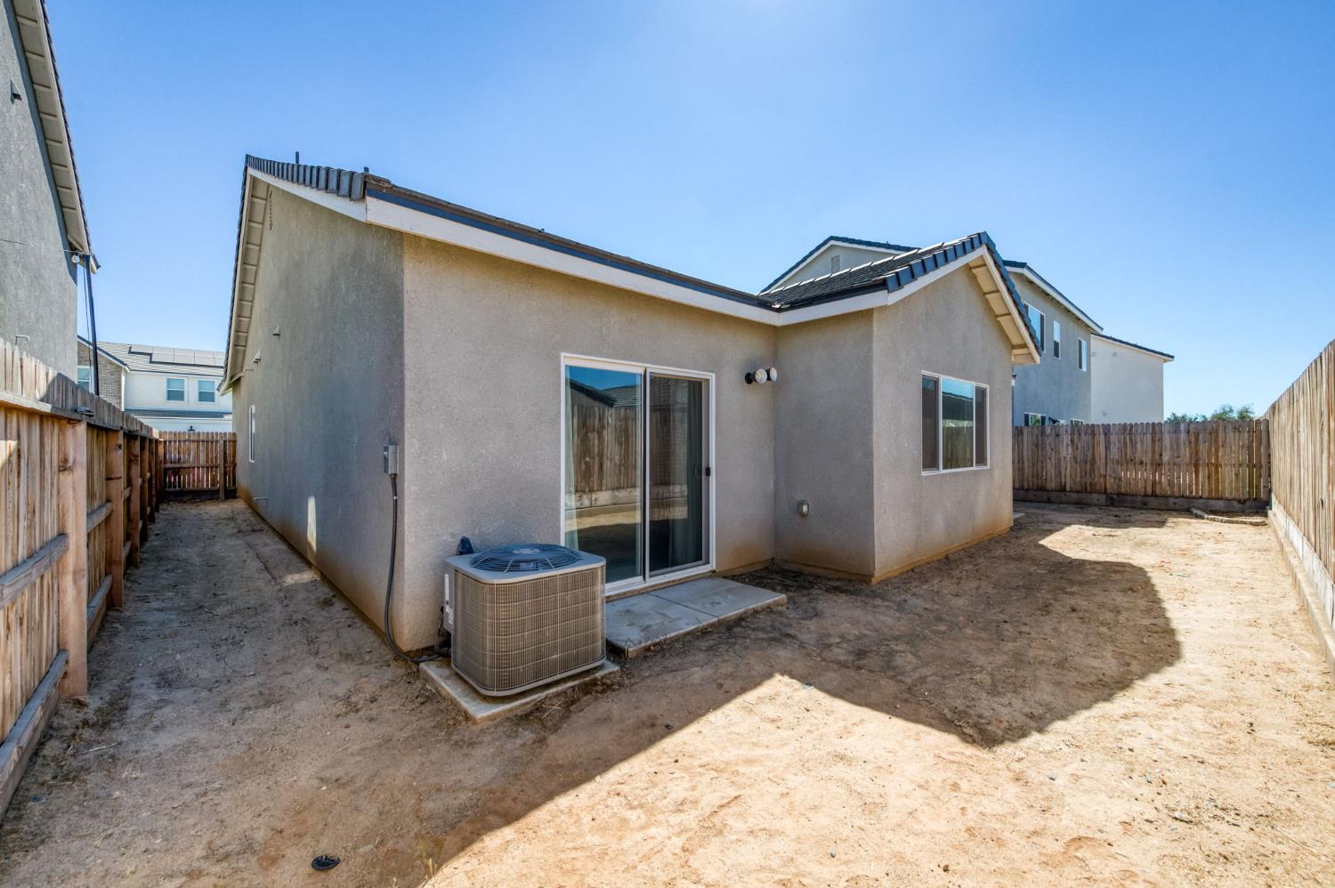 1069 Wolverton Way W, Madera, CA 93636