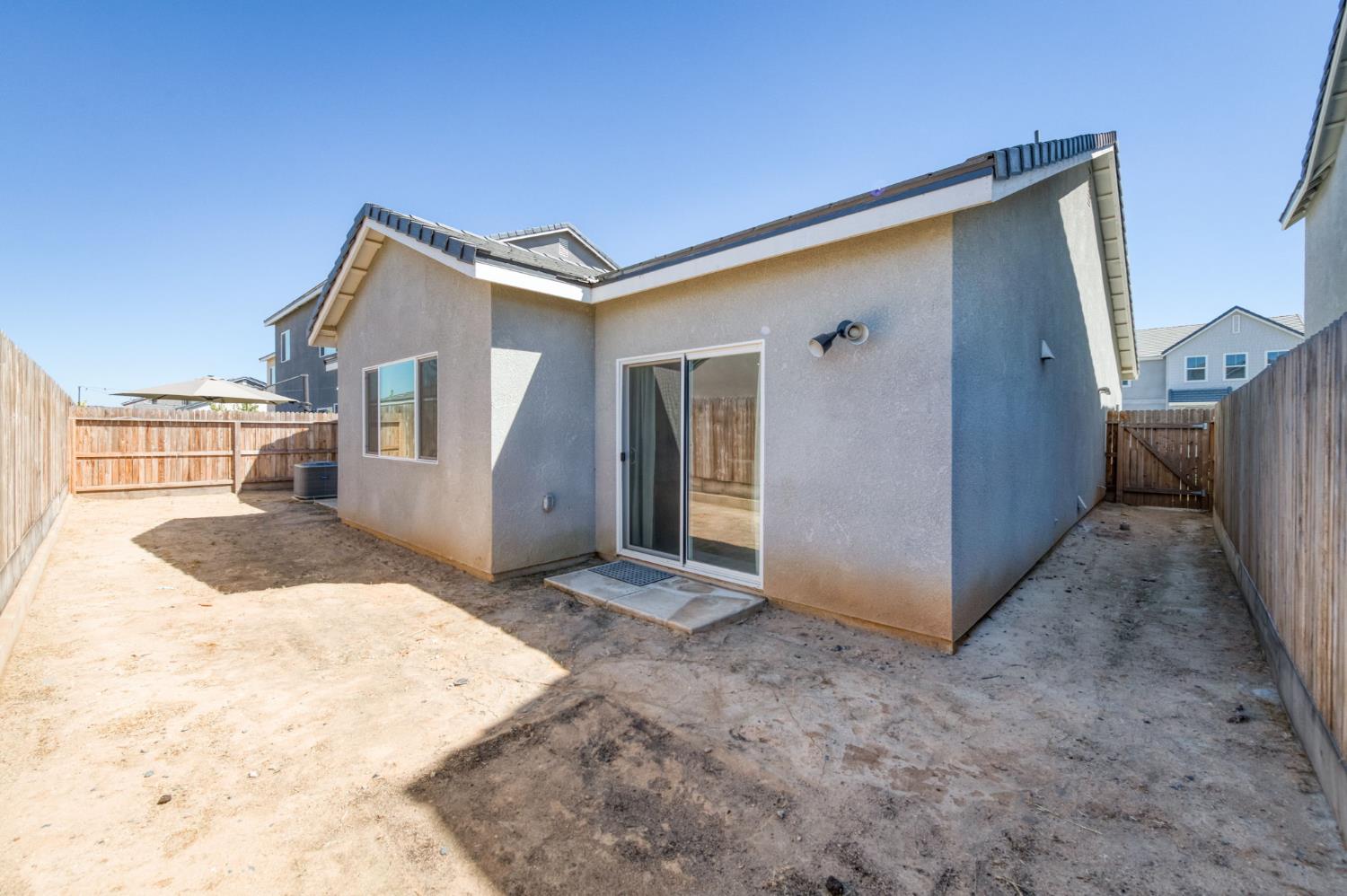 1069 Wolverton Way W, Madera, CA 93636