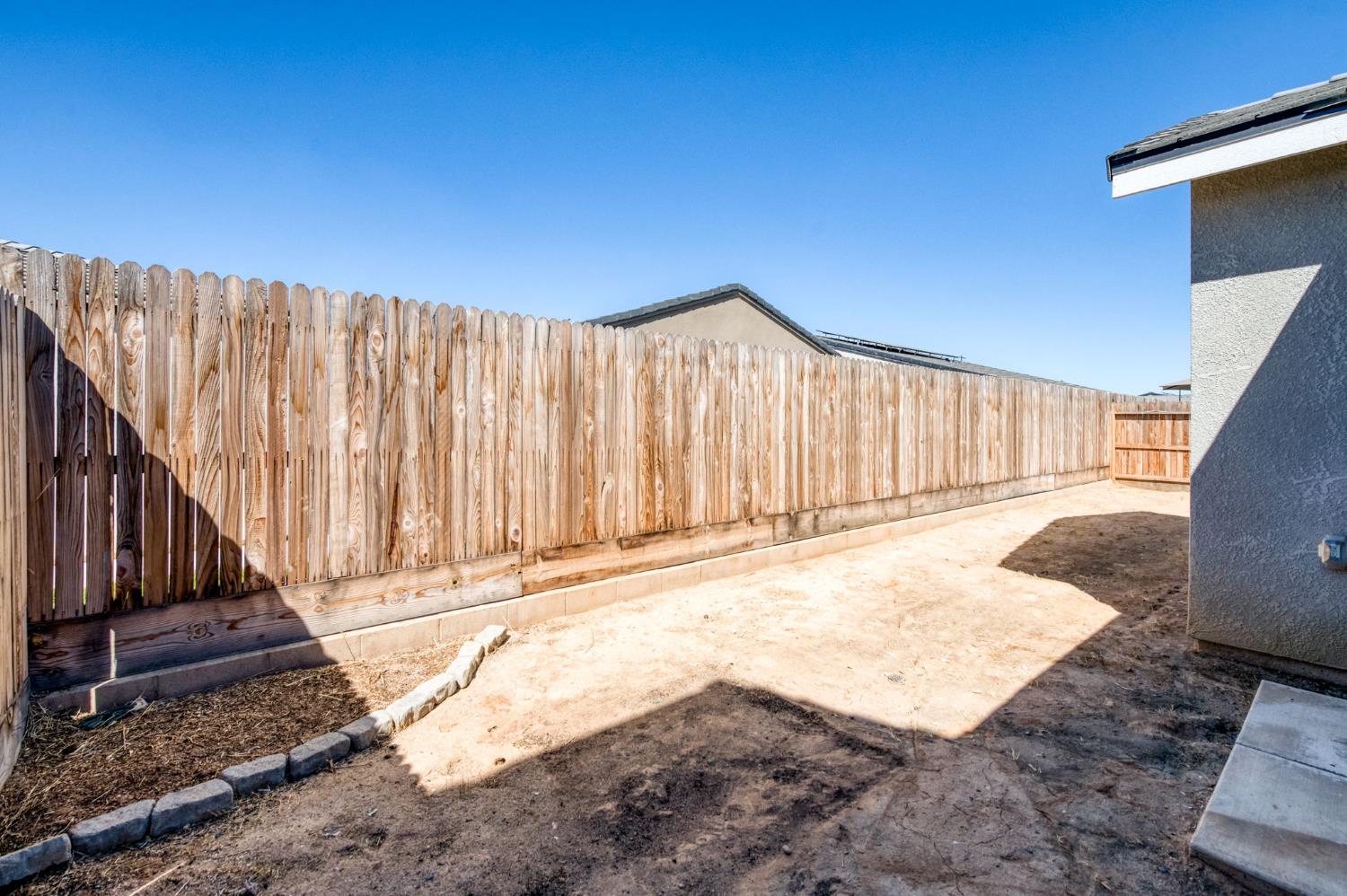 1069 Wolverton Way W, Madera, CA 93636