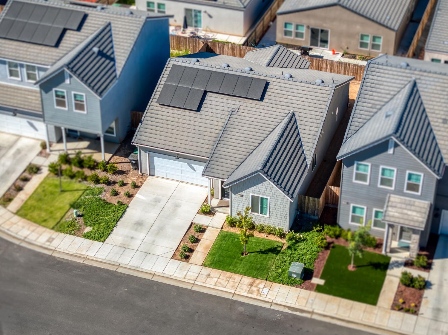1069 Wolverton Way W, Madera, CA 93636